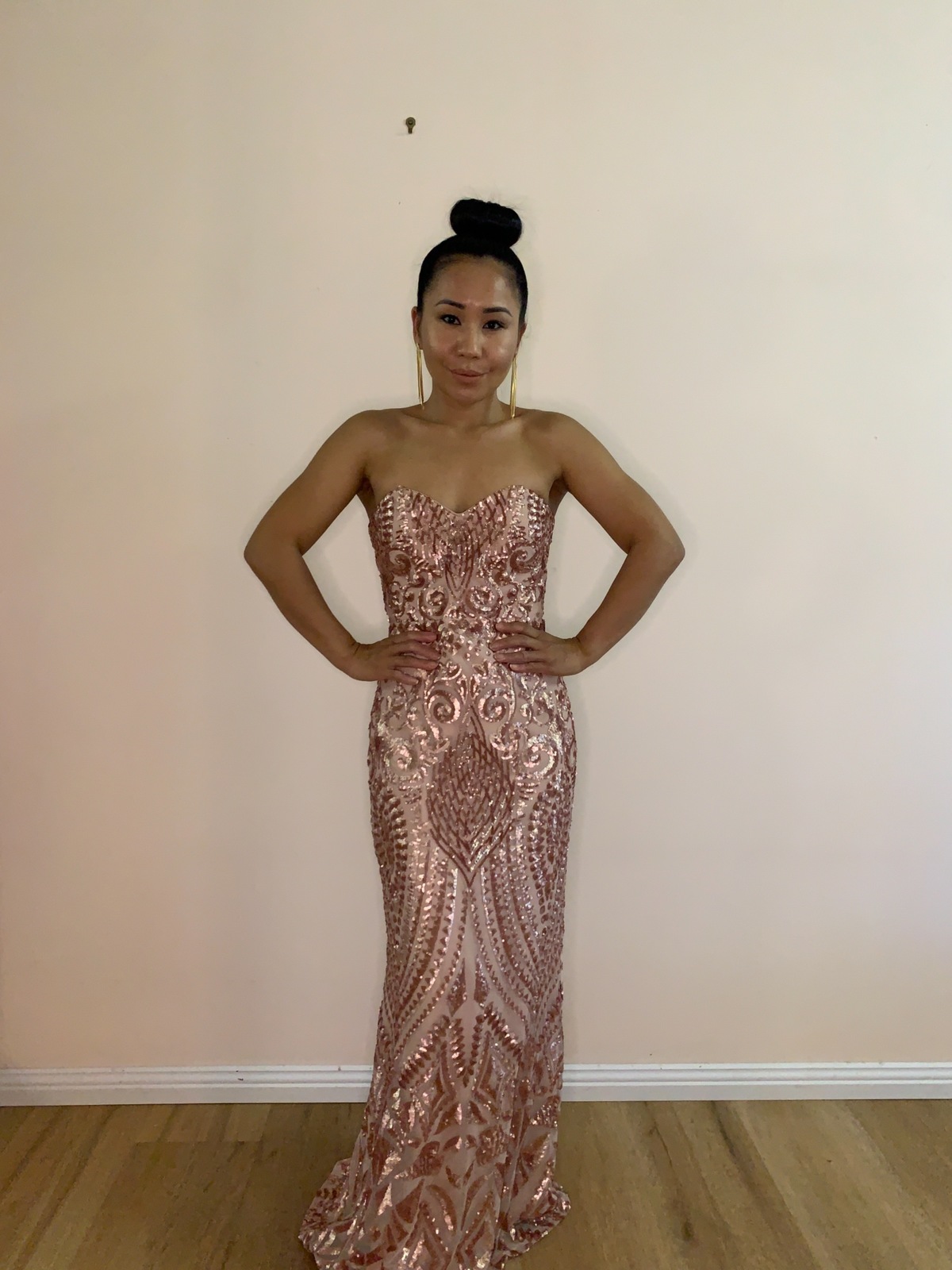 Hourglass silhouette and flirty sweetheart neckline gown Size 6