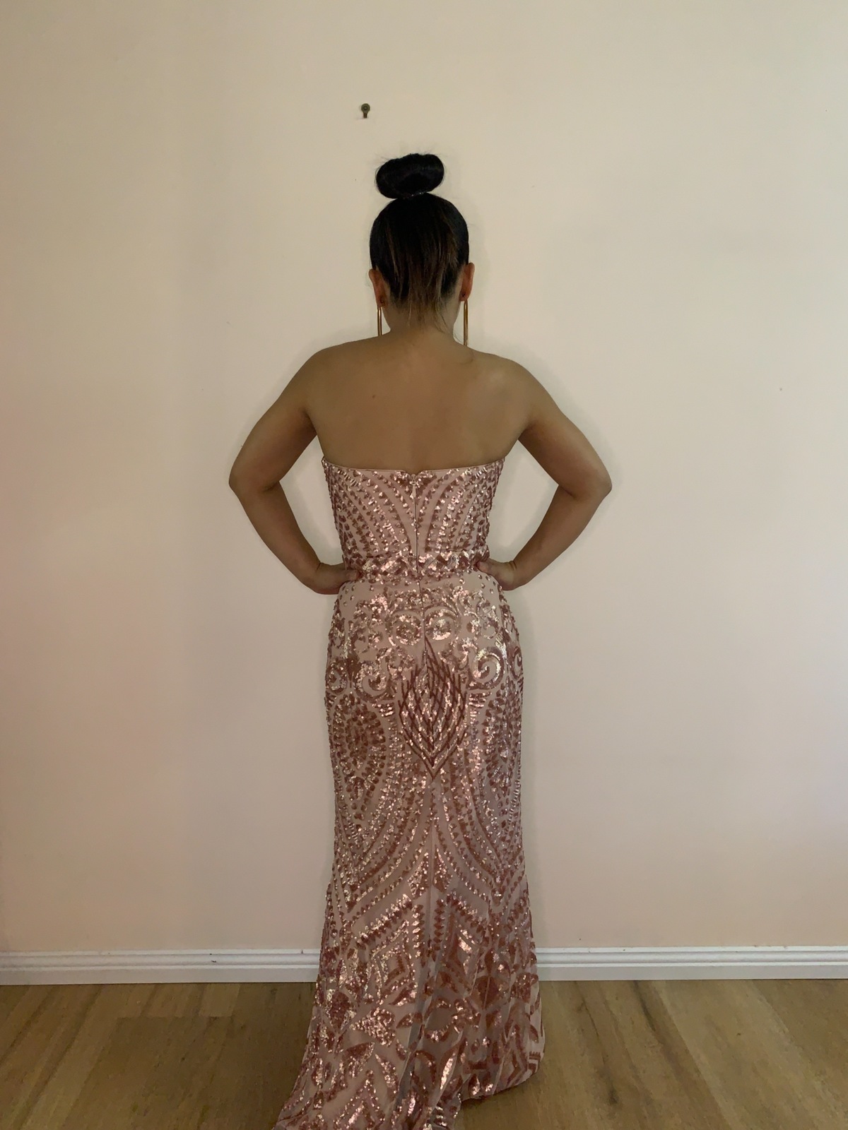 Hourglass silhouette and flirty sweetheart neckline gown Size 6