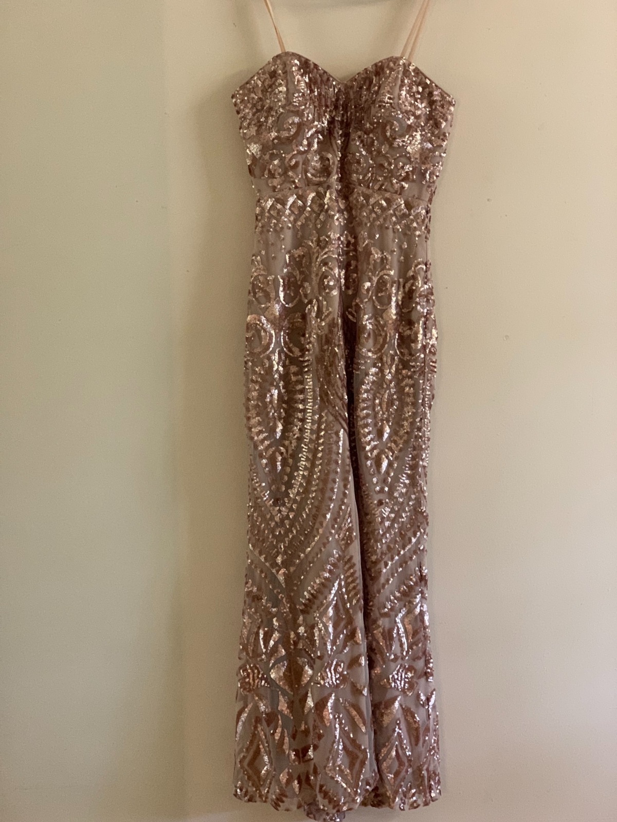 Hourglass silhouette and flirty sweetheart neckline gown Size 6