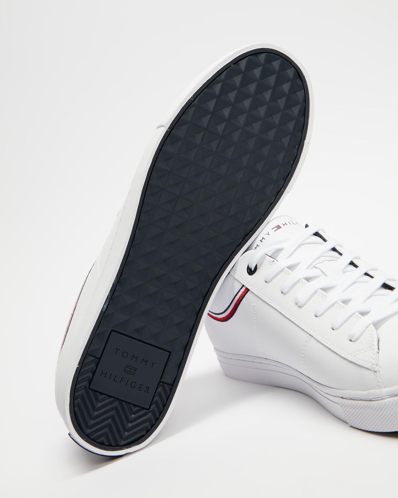 Essential Signature Detail Leather Sneakers - Men's