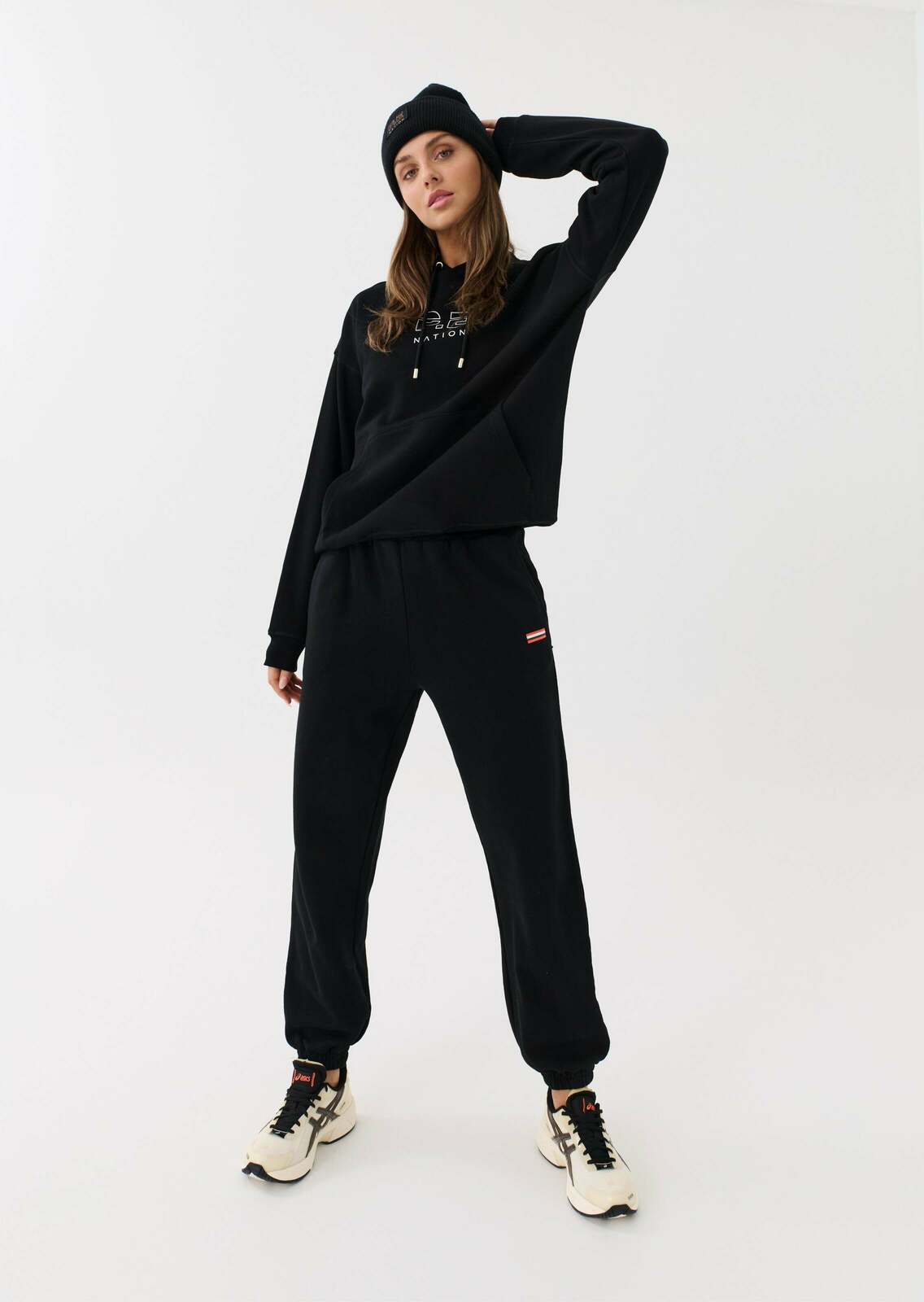 ENDURANCE HOODIE IN BLACK
