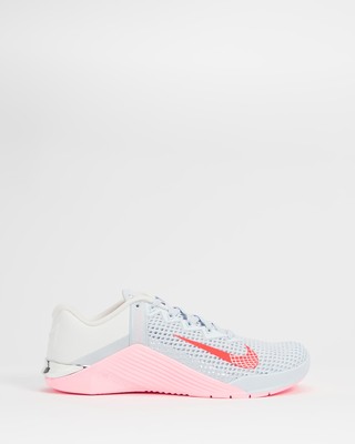 nike metcon 6 grey pink