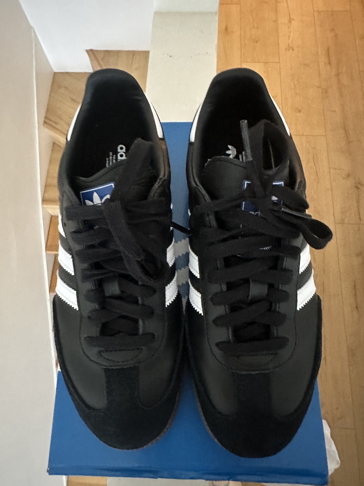 Adidas Black Samba Size 6 - AirRobe