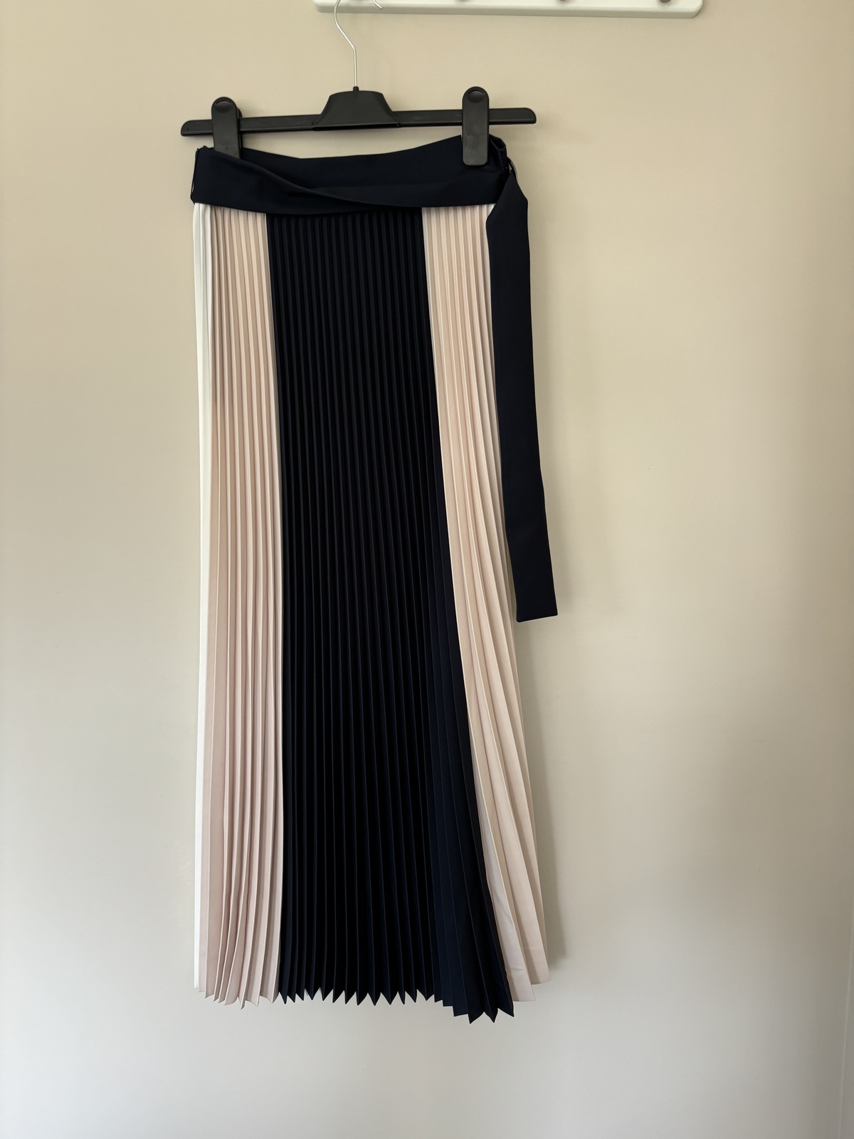 REISS Ava Pleated Midi Skit - Navy/ Nude - AirRobe