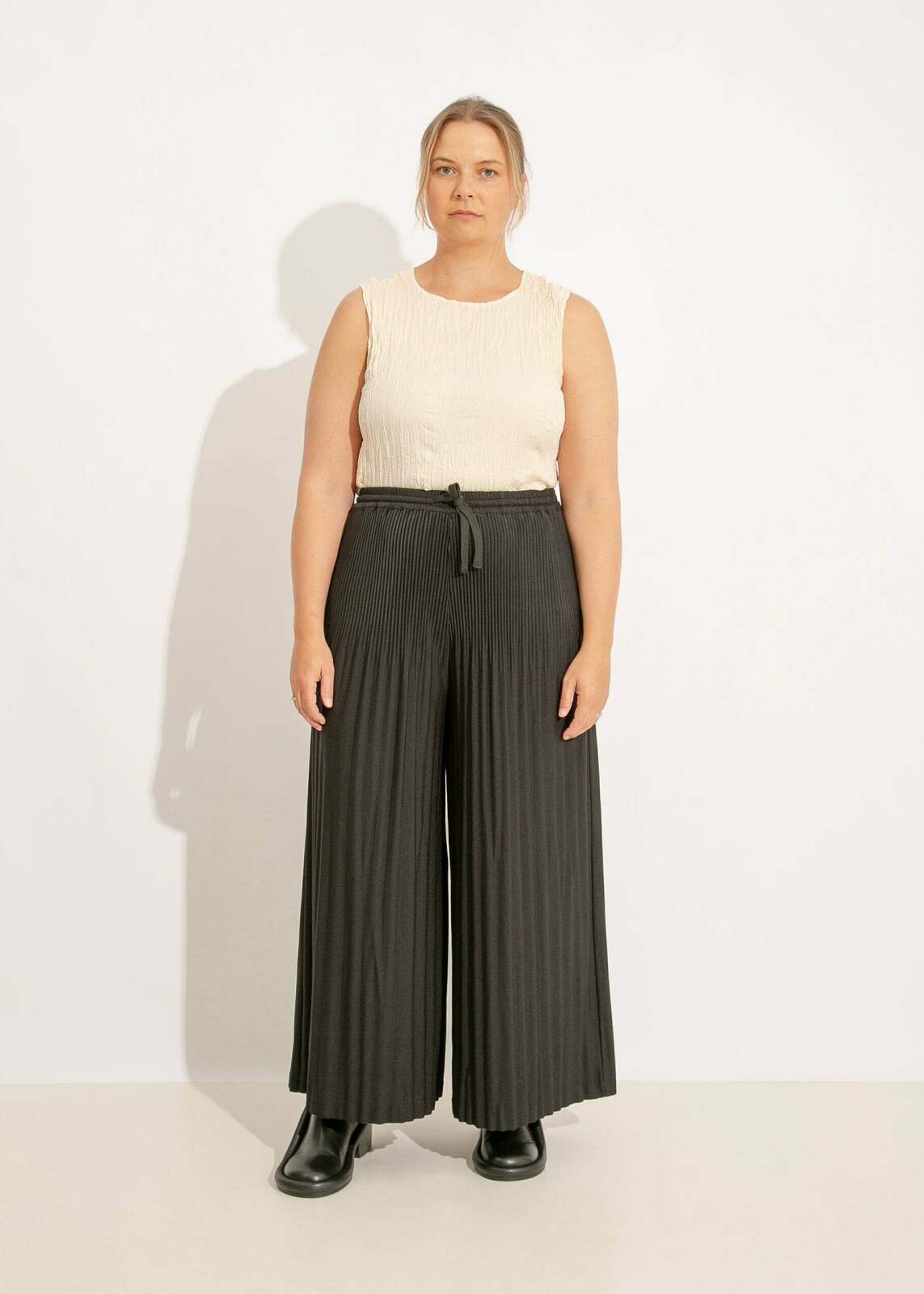 W24 | GEVA PLEAT PANT / BLACK